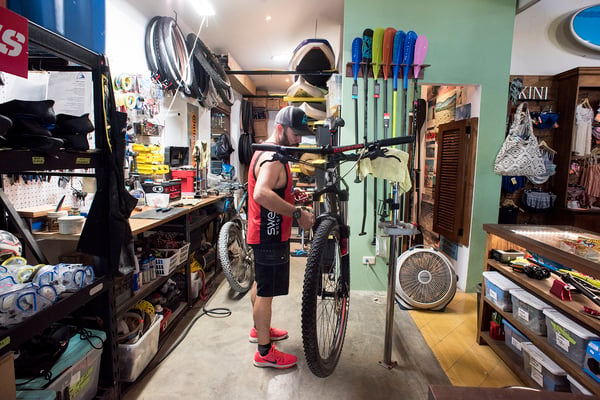 Jason at Pura Vida Ride shop in Las Catalinas_Photo by Pablo Cambronero