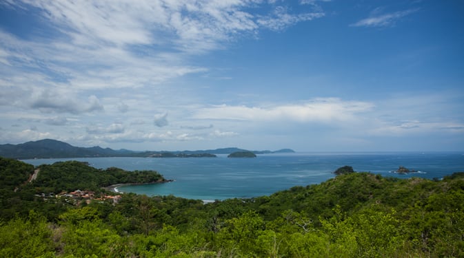 Views from the boat include panoramas of the Bahía de Potrero and beyond