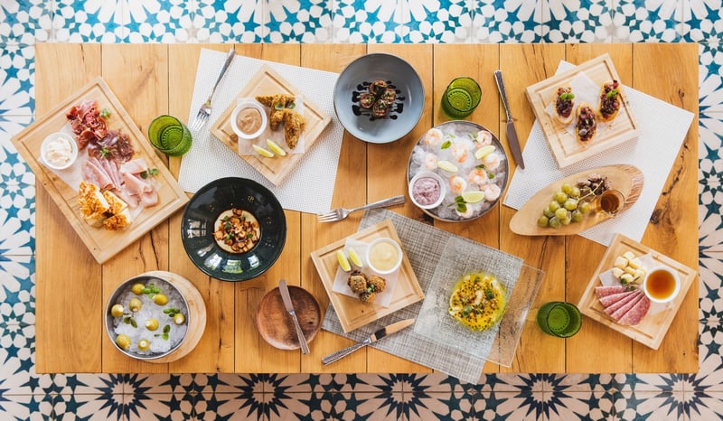 Linger Over a Slow Evening at Ponciana